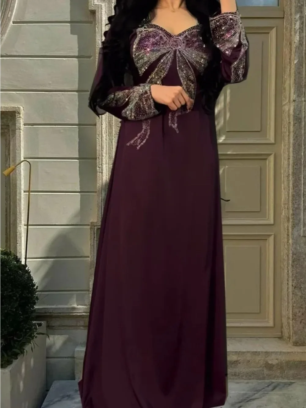 جلابية موف ساتان بتفصيلة فيونكة لامعة