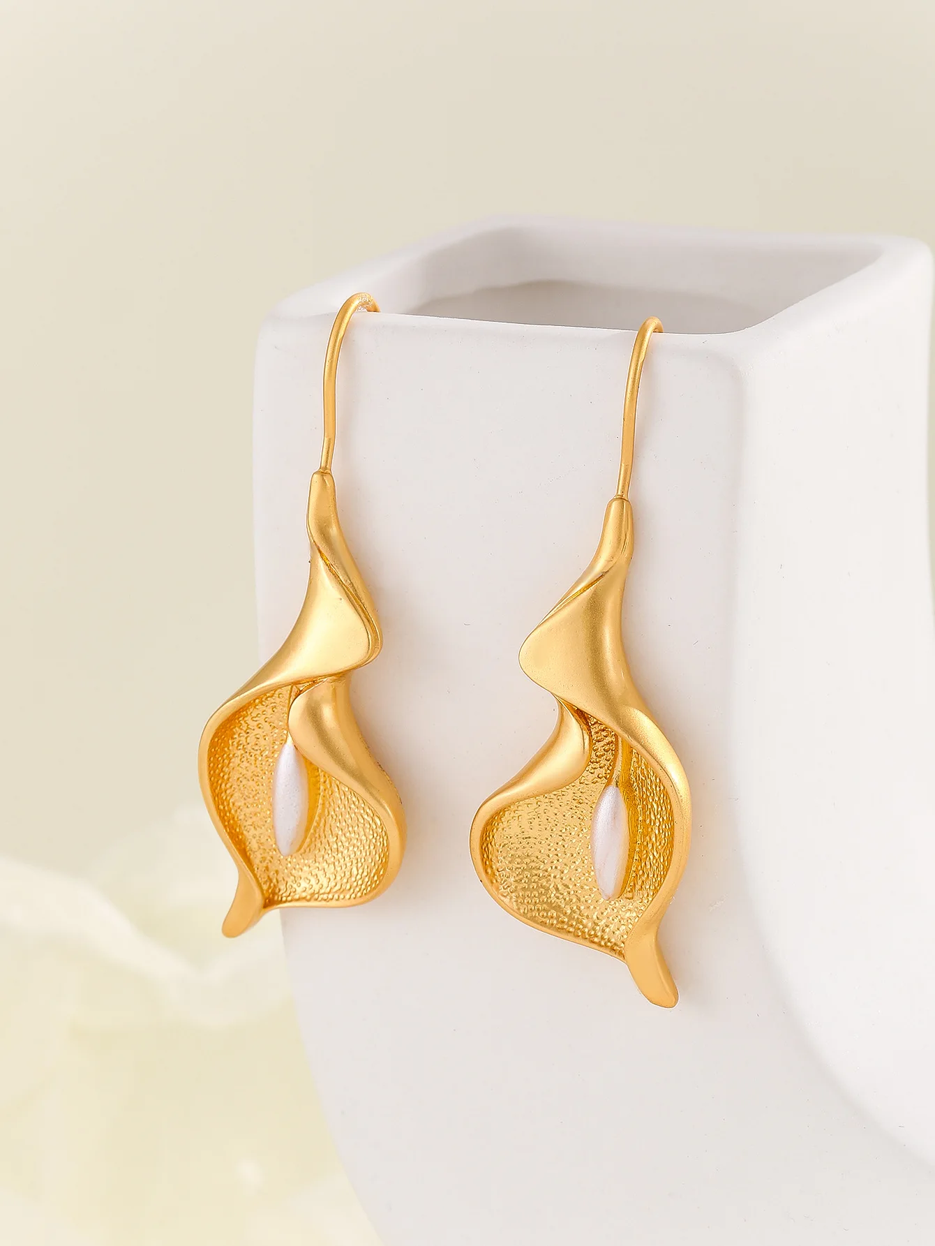 

Exquisite Blooming Flower Hook Earrings Simple Accessories Gold Silver Color Plant Dangle Earrings for Women Jewelry