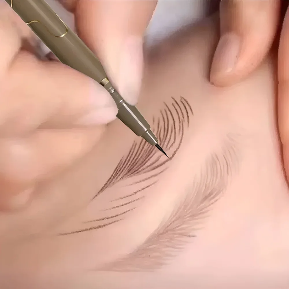 Eyeliner liquido waterproof con punta ultra fine lunga durata_voghion.com
