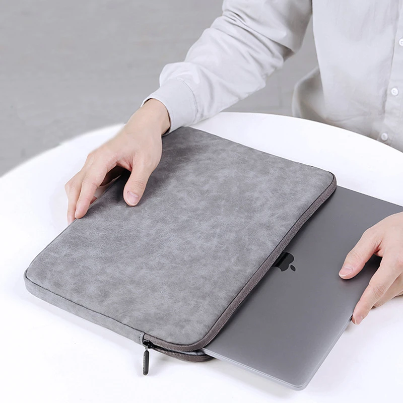 Salah satu cara merawat laptop adalah menyimpan laptop ke dalam case kain