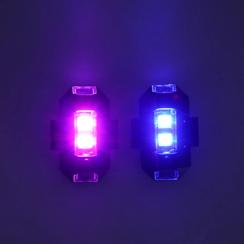 Gros plan sur une Lampe LED de Sécurité Bleue 5V montrant le port de charge USB et le bouton d'alimentation.