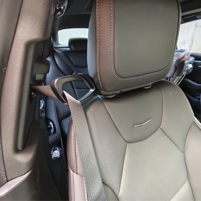 Un paio di ganci universali per auto che mantengono il cinturino di sicurezza comodo e organizzato. Robusto, sicuro e pratico per i viaggi.
