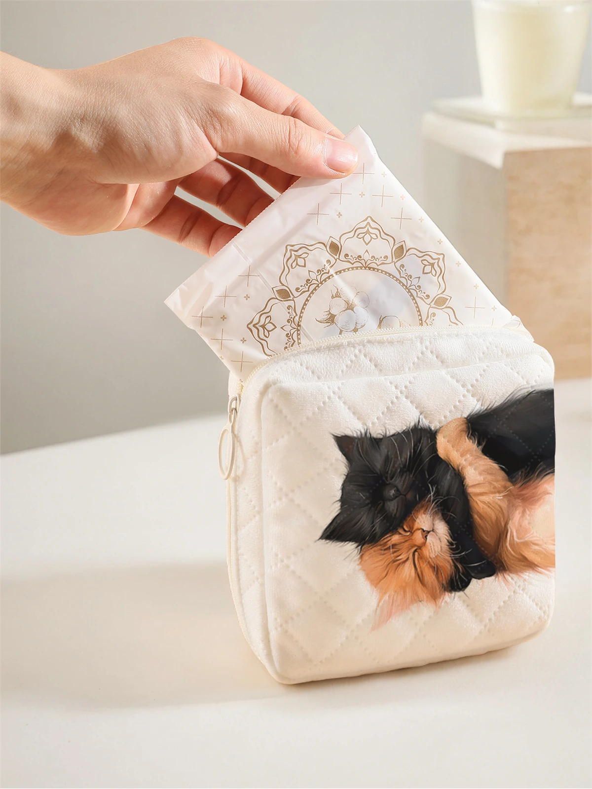 1 portable sanitary napkin storage bag, made of seaweed turtle pattern and diamond mesh material, lightweight women's tissue bag