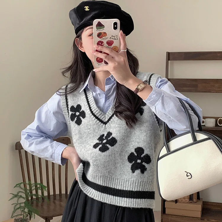 

2024 Spring Autumn Women New Korean Flowers Knit Vest Female Short Casual Waistcoat Ladies V-neck Sweater Sleeveless Tops Y149