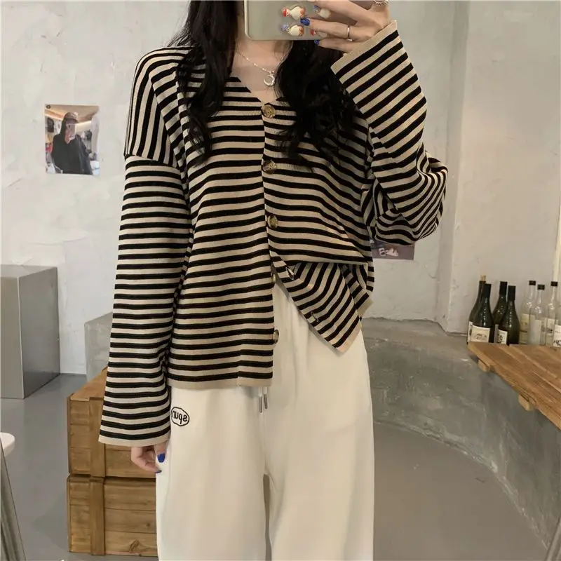 

Autumn 2023 New Fashion Loose Relaxed Stripe Long Sleeve Cardigan Knit