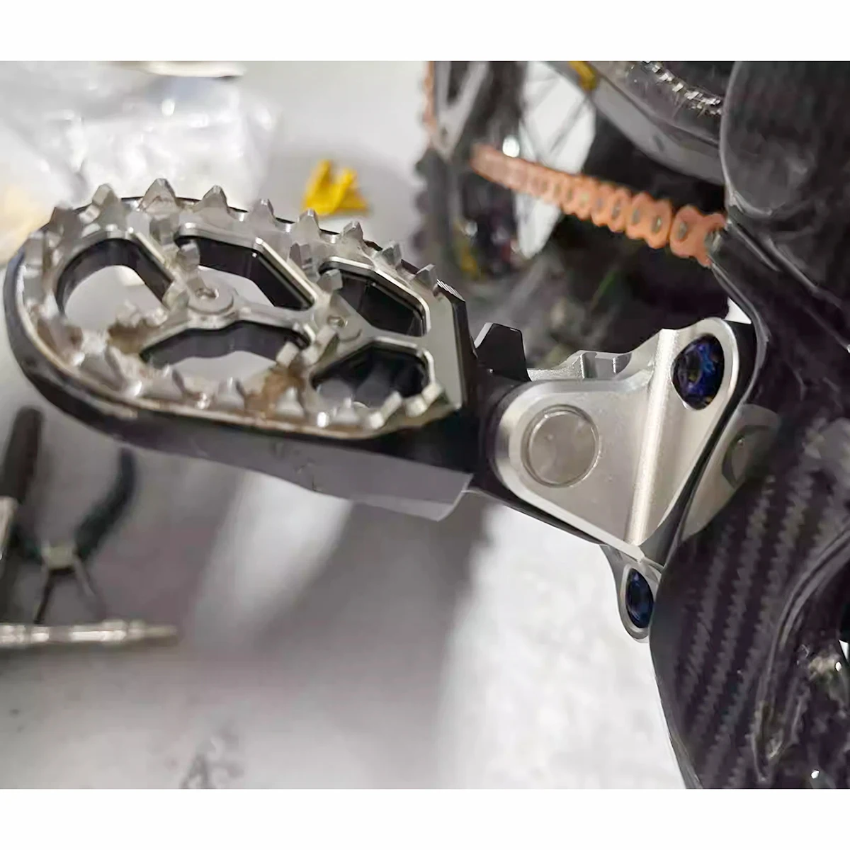 Description Picture 5 of itemSuron Ultra bee Modified Pedal Mounts Lightweight Aluminum Pedal Mounts Ultra bee Electric Motorcycle UB Parts