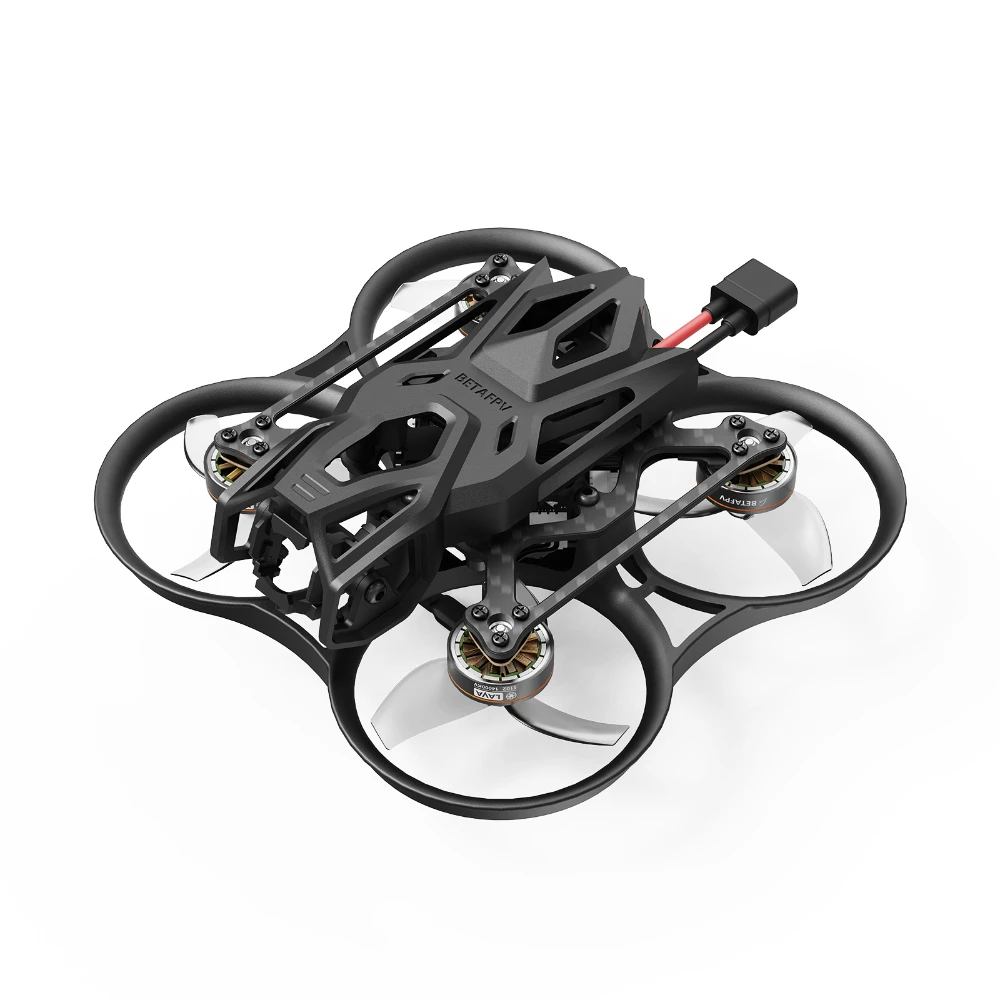 Drone FPV de course cinewhoop PNP/O4 en vol, avec flou d'hélices et arrière-plan flou.