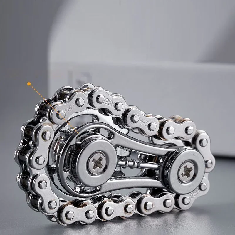 Guldfärgad spinner som vilar i handflatan