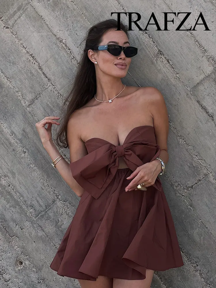 

Женское летнее платье-футляр с бантом и вырезом на спине