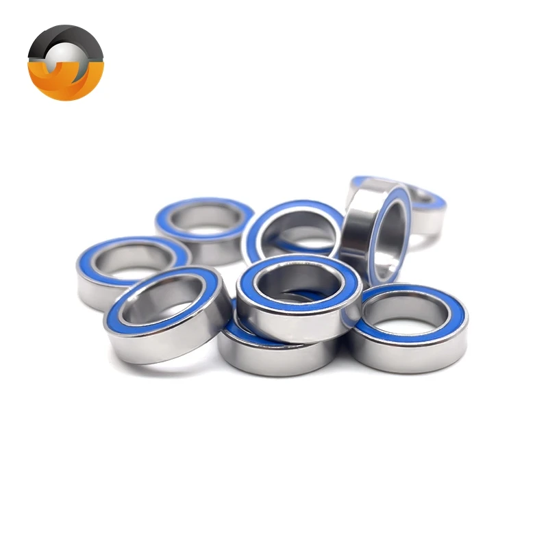 Roulement MR117-2RS 7x11x3 mm double joint bleu tenu entre deux doigts, illustrant son usage pour moteur RC
