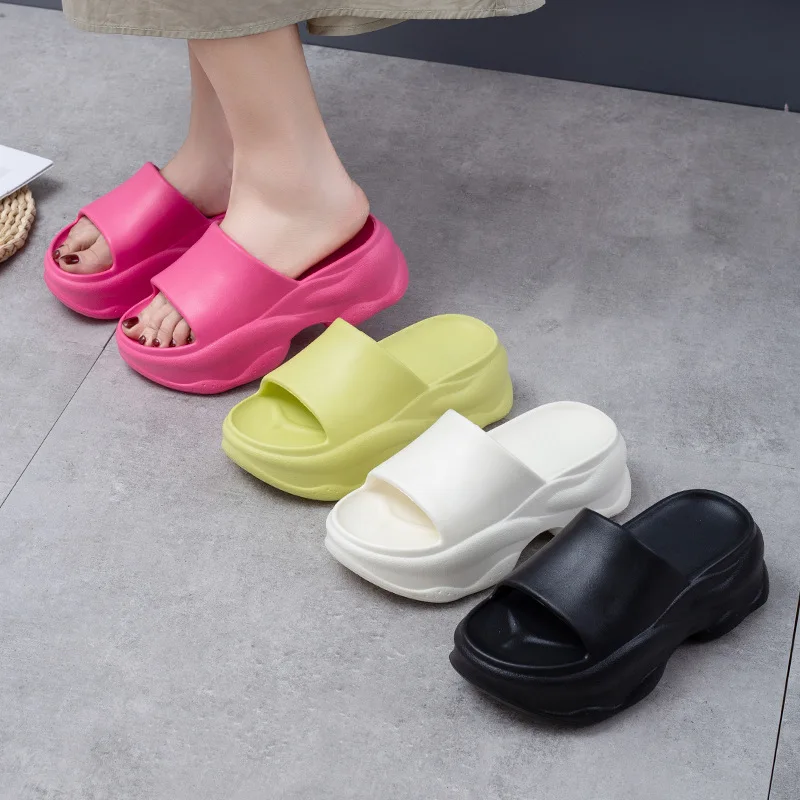 thumbnail image 2 of Zapatillas de suela gruesa de EVA para mujer, zapatillas de plataforma suaves a la moda para el hogar, ropa de calle de una línea, sandalias de verano para playa con tacón elevado antideslizantes, 2 of 4