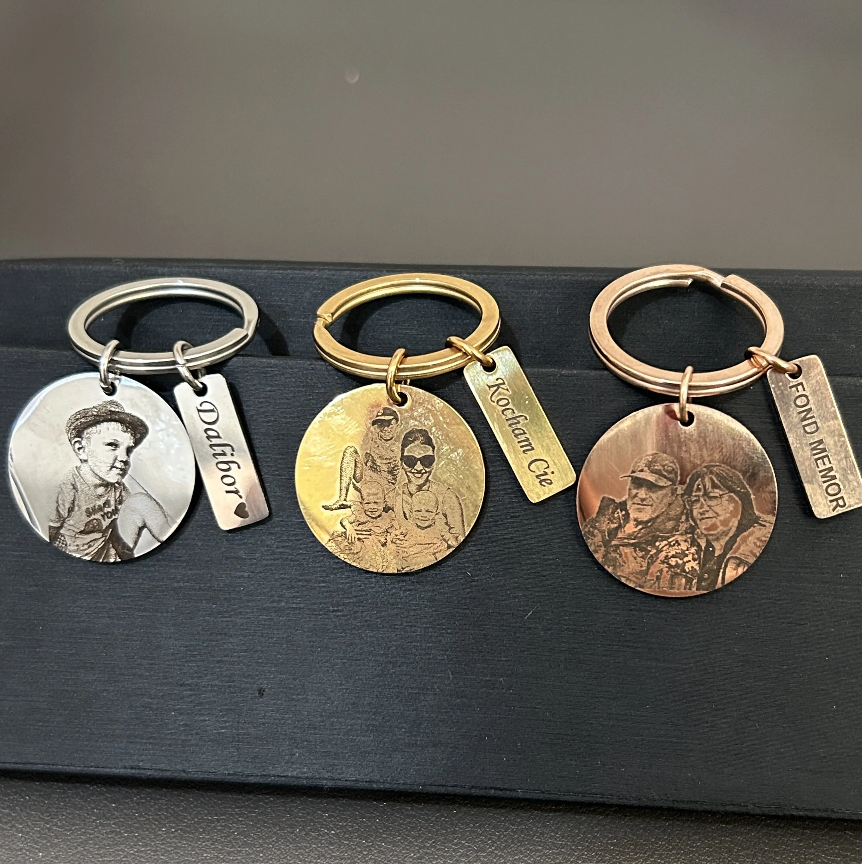 Benutzerdefinierte personalisierte gravierte Porträt-Schlüsselanhänger aus Edelstahl, Foto-Schlüsselanhänger, lasergravierte Geschenke für Paare oder Eltern und Familien – Detail 5