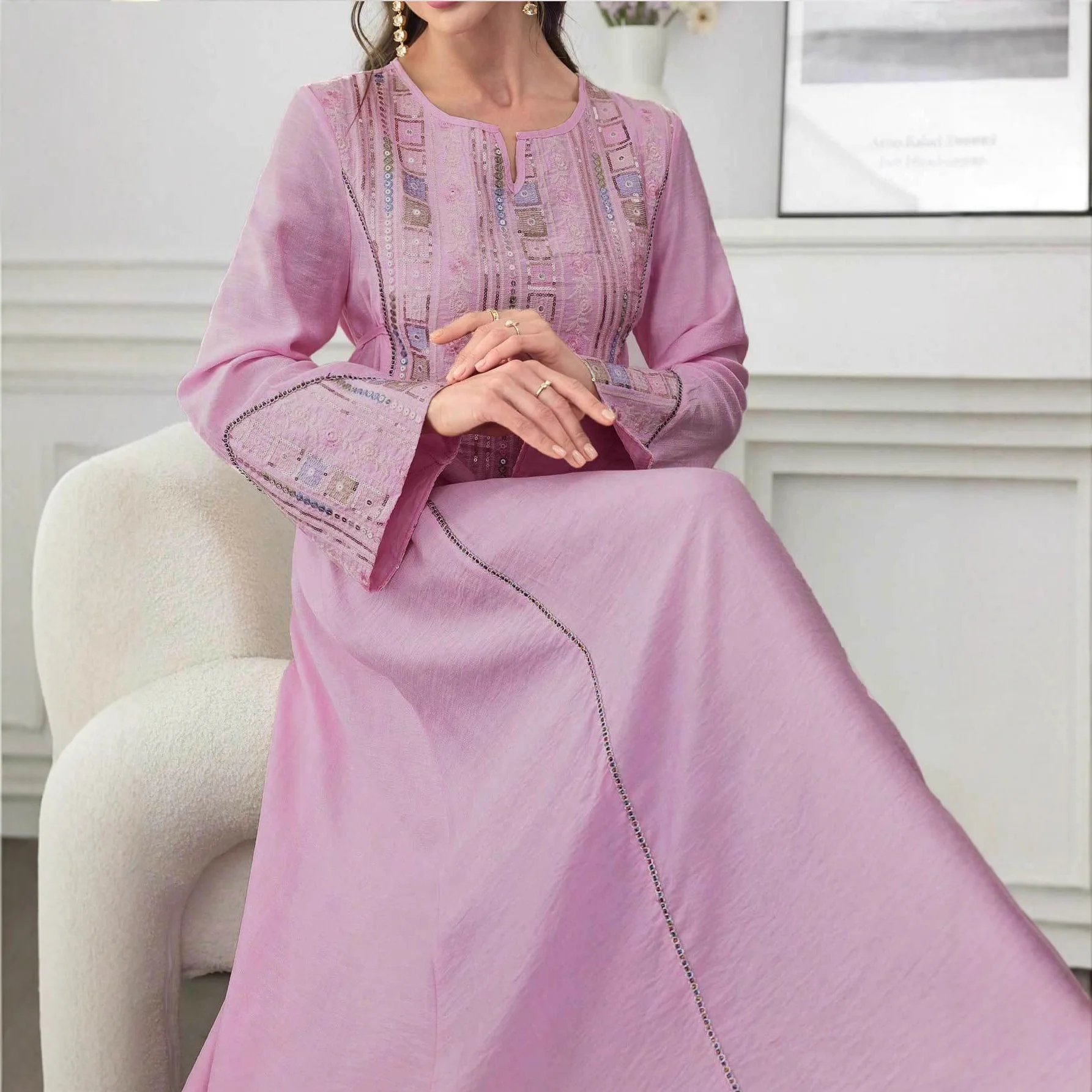 جلابية بألوان باستيلية بتطريز ناعم