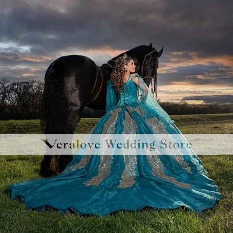 

Green Ball Gown Quinceanera Dresses With Cape Off Shoulder Appliques Sequins Vestidos De 15 Años Birthday Prom Party Gowns