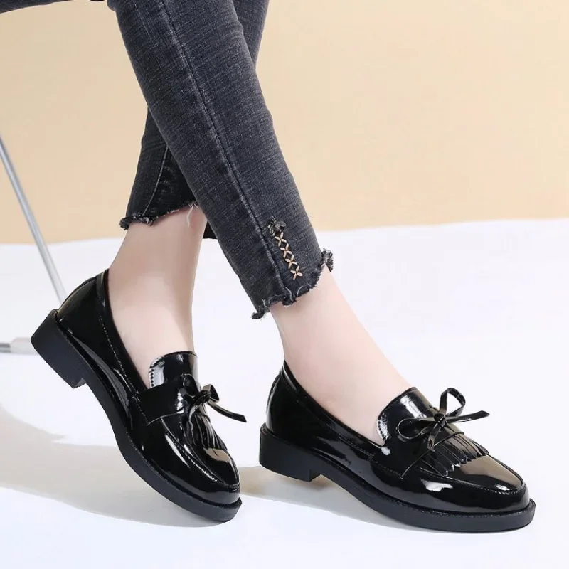 여성용 블랙 페이턴트 가죽 로퍼 플랫폼 슬립 온 여성용 신발 새 봄 영국 술 캐주얼 Bowknot Flats Shoes