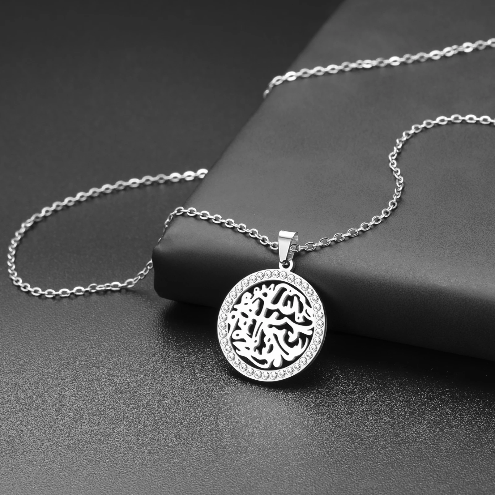 Kkjoy Edelstahl-Halskette mit Zirkon-Einlage und Arabischer Kalligraphie, Islamischer Religiöser Kultur-Choker, Muslimischer Glaubensschmuck – Detail 4