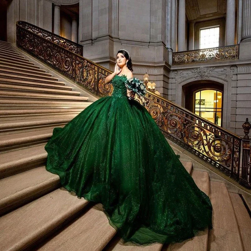 ANGELSBRIDEP-vestido de quinceañera verde esmeralda, traje Sexy de tul con hombros descubiertos, traje Formal de princesa para cumpleaños, novedad de 15 años