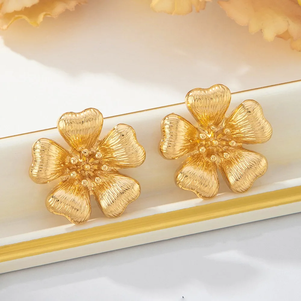 Fashion Simple Metal Flower Stud Earrings for Women Personality Gold Silver Color Earring Party Wedding Daily Jewelry Gifts