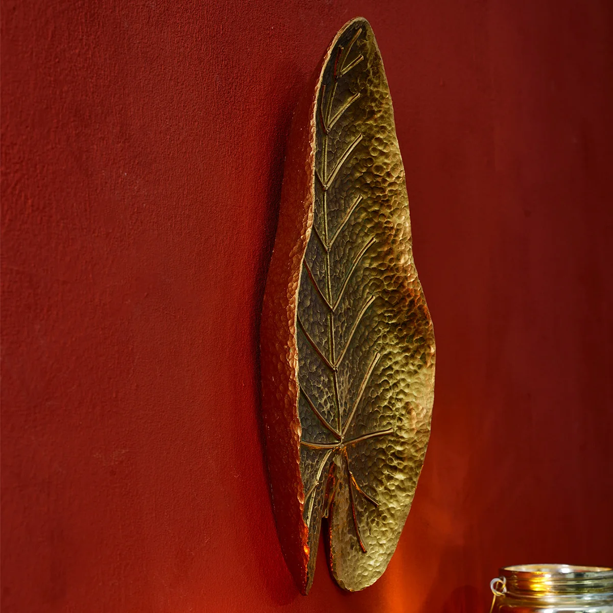1PC, a European-style antique golden leaf-shaped pendant made of resin, suitable for home decoration and photography props