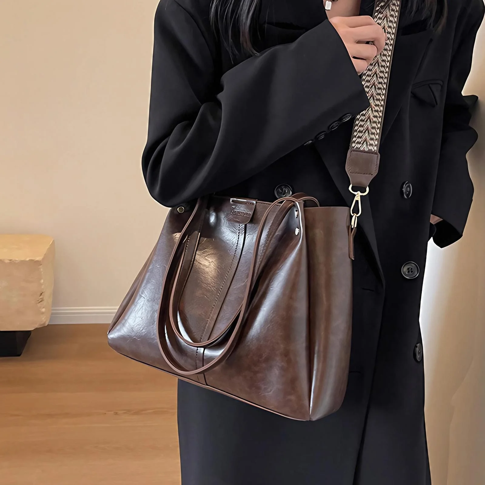 Large capacity PU leather shoulder bag with multi compartments, lightweight, waterproof, and stylish for everyday use. 4598