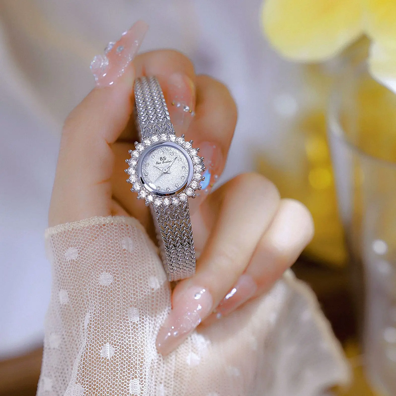Elegant Sunflower Diamond Dial Gold Women's Watch with Mesh Bracelet