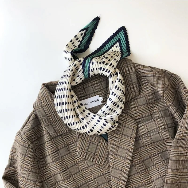 Ladies' Spring and Summer Scarves Are Fashionable Simple and Versatile with Pleats and Ins Scarves Paired with Skirts 4
