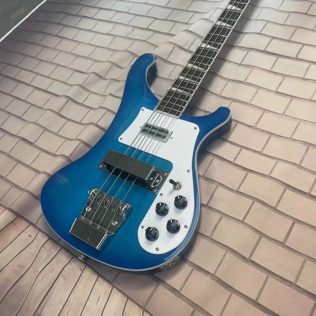 Rickenbacker Basso Elettrico A 4 Corde Basso Elettrico Integrato, Corpo Blu Trasparente, Lucido, Tastiera In Legno Di Rosa, Acero Di