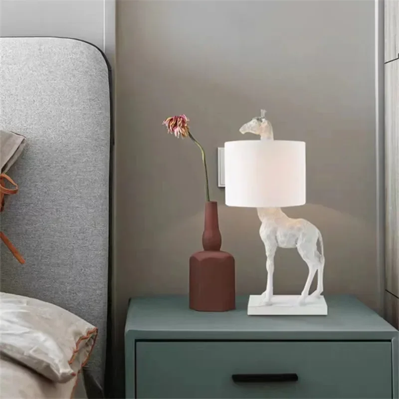 Lampe Girafe Design Contemporain 60cm - Résine Dorée, Style Artistique