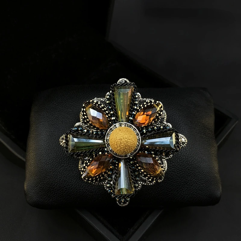 

Retro Exquisite Large Brooch Women's Clear Badge Corsage High-End Pin Woolen Coat Accessories Square Shaped Jewelry Banquet Pins