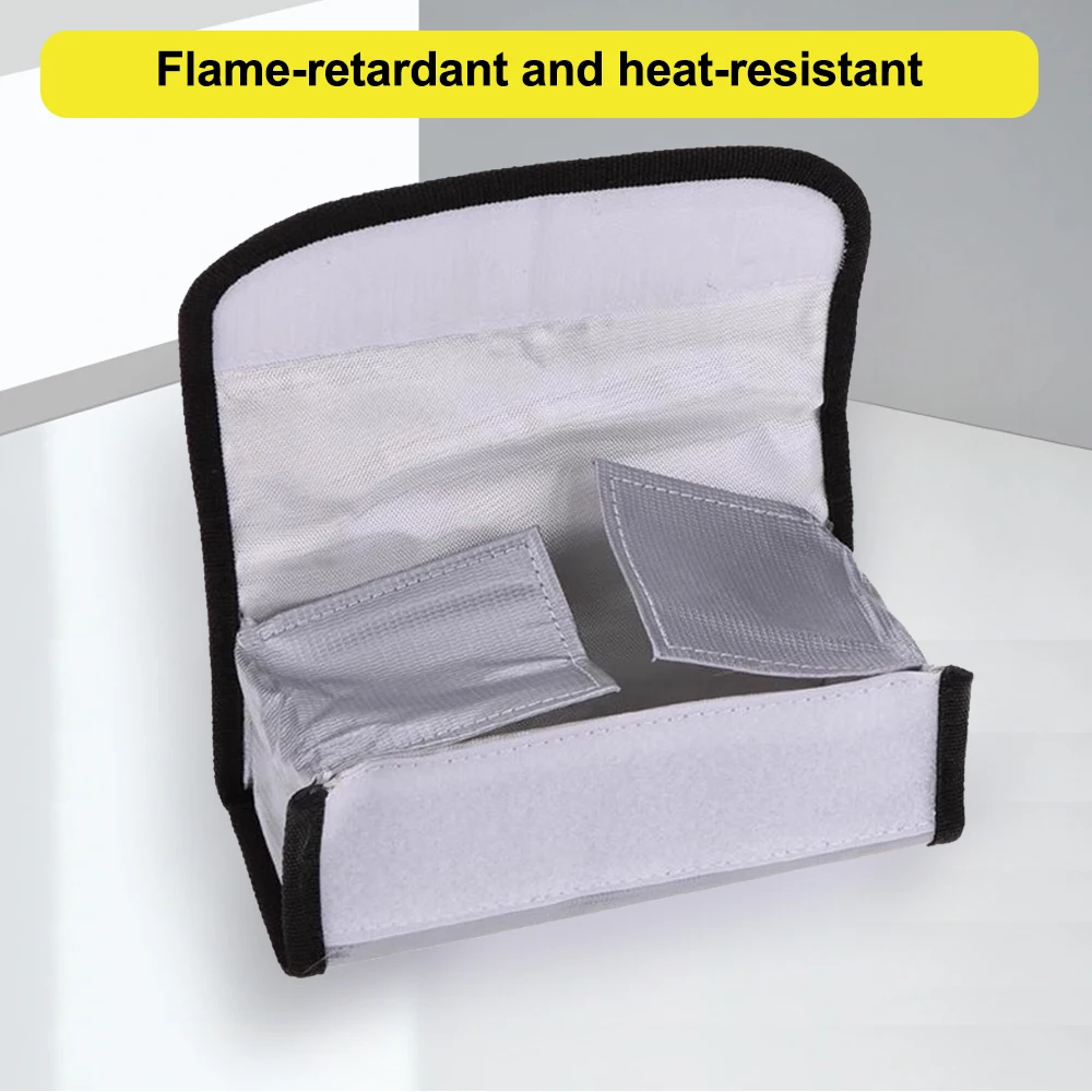 Ouverture du sac ignifuge LiPo montrant l'intérieur rembourré avec une batterie insérée. Sac de sécurité antidéflagrant pour batterie LiPo - Charge et transport sécurisés.