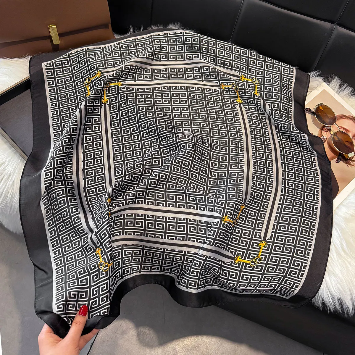 2025 70*70cm Kerchief Popular Print Headcloth Luxury Design Silk Scarves Fashion Sunscreen Muffler Square Shawl Bandanna Foulard