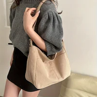 Sac à bandoulière en velours côtelé pour femmes, fourre-tout décontracté rayé de grande capacité avec fermeture à glissière, joli patch de chapeau, parfait pour un usage quotidien 5