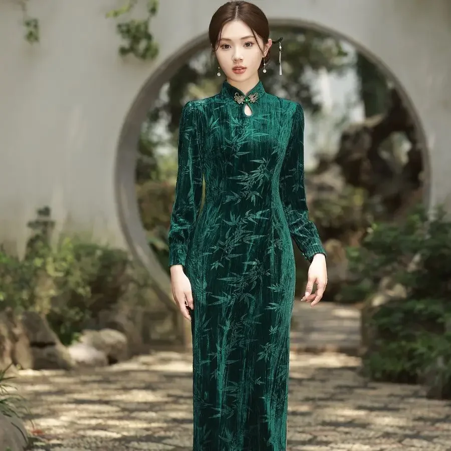 

Vintage Republic style long sleeved velvet green cheongsam 2023 Autumn/Winter New Style Dress