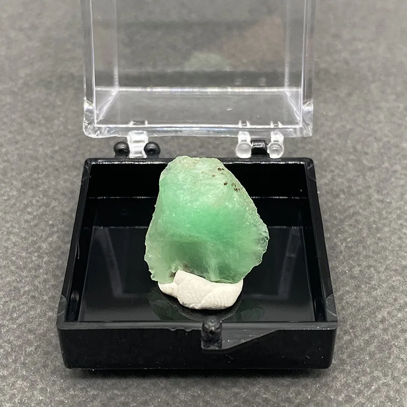 100%  Natural Emerald Mineral Specimens Stones and Crystals Healing Crystal   +Box size:35*35*35 mm