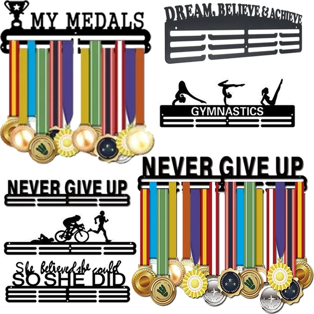  PegandRail Exhibición de medallas, colgador de medallas  deportivas para correr, nadar, fútbol, maratón, construcción de cereza  maciza, fabricado en los Estados Unidos de (caoba, 23 x 4 pulgadas con 9  clavijas) 