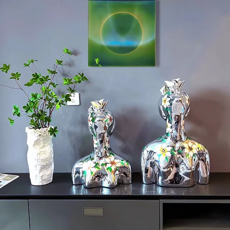 

Abstract Resin Figure Sculptures in The Living Room, Painted Portraits in The Exhibition Hall, Ornaments of Young Girls in Bloom