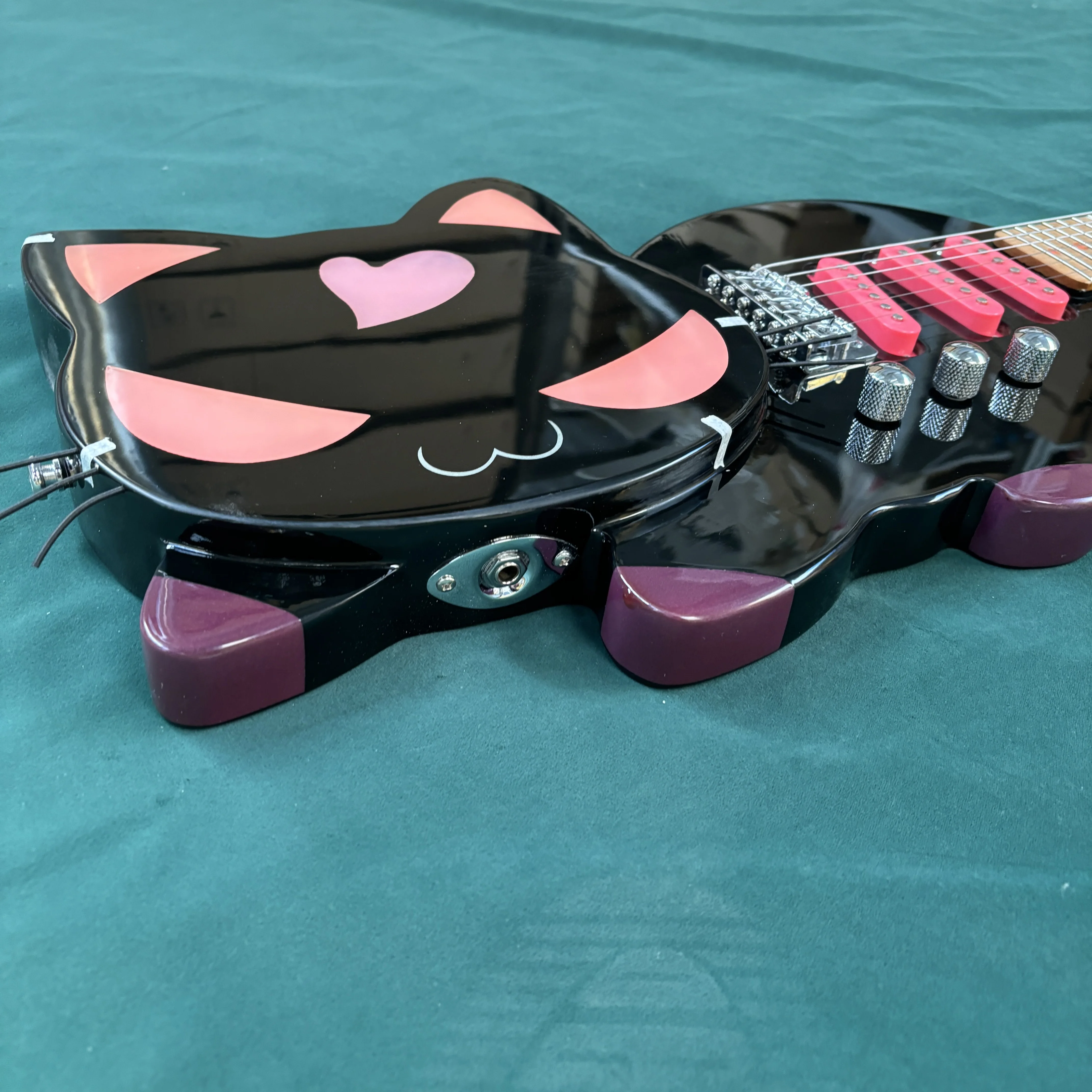 6-string Black Electric Guitar, Cat Shaped, Cute Guitar