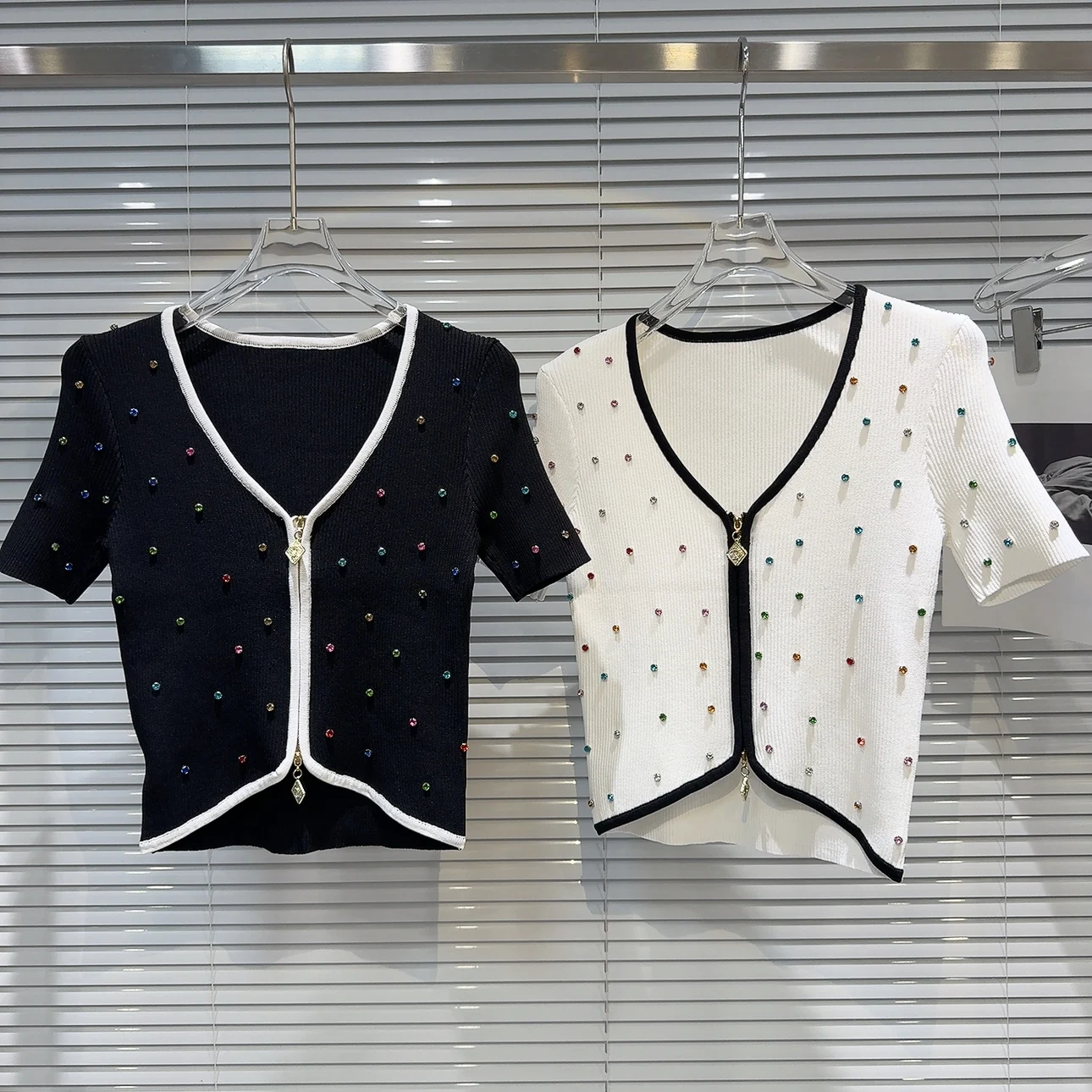 

2024 Summer New Miu Style Small Fragrant Wind Color Water Diamond Nailed Bead Edge Short Sleeve Knitted Shirt Luxury Cardigan