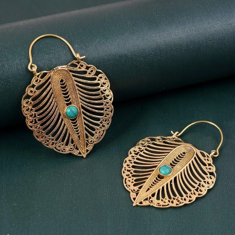 Ethnische goldfarbene Metallschnitzmuster runde eingelegte Imitation Türkis baumelnde Ohrringe für Damenschmuck