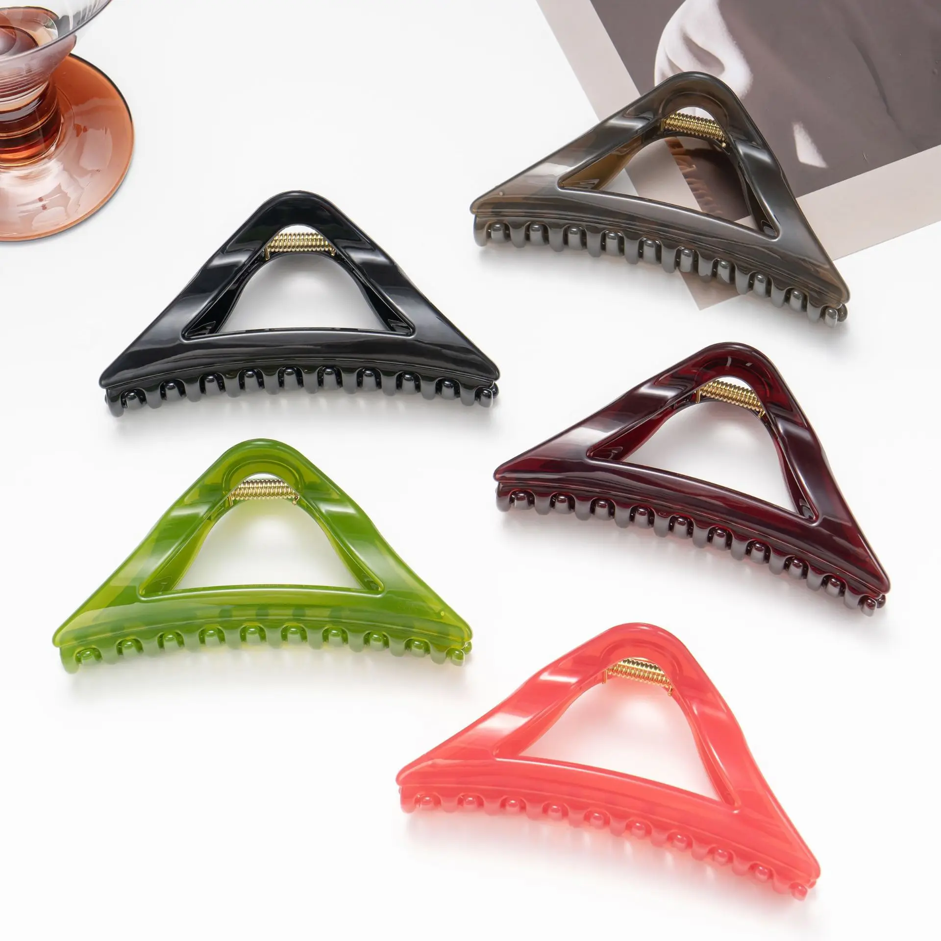 Woman Large Hollow Out Triangle Baking Varnish Bright Oil Hair Claw Barrettes Girl Acrylic Headwear Exquisite Hair Shark Clip new women s crystal butterfly fashion alloy claw clip light luxury bright diamond girl back spoon shark clip hair accessories