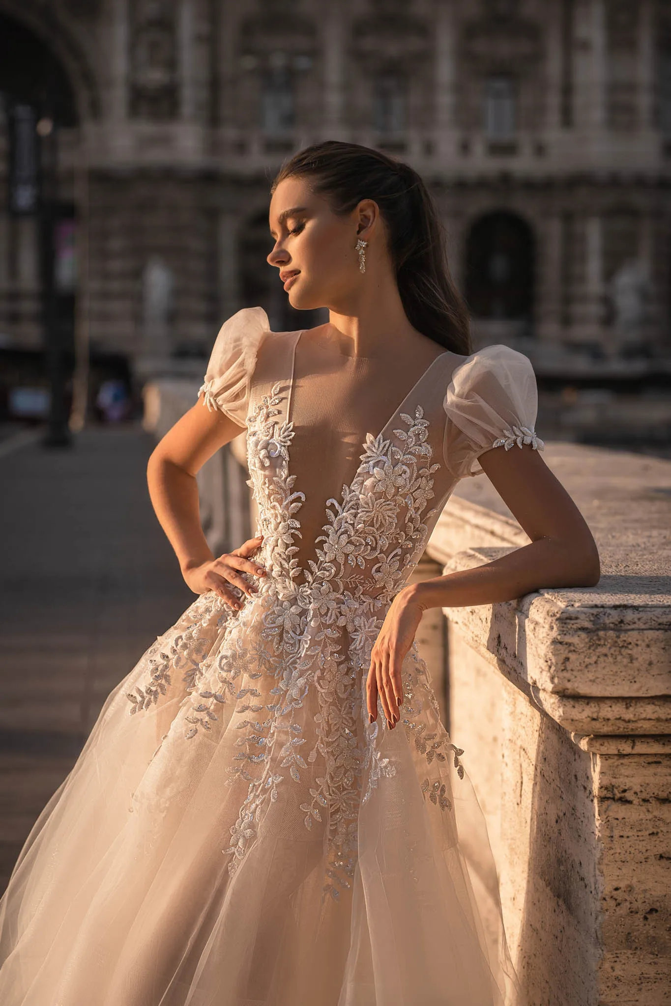 

Elegant A Line Wedding Dress Sheer Deep V Neck Puffy Short Sleeve Bridal Gowns Sweep Train Romantic Lace Applique Robe De Mariee