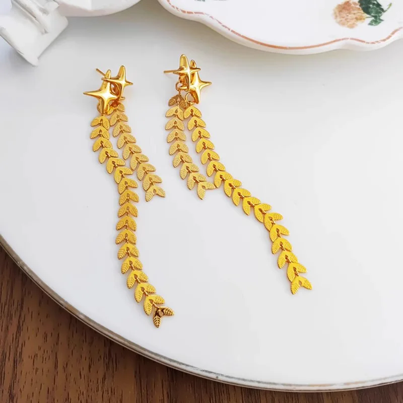 

Женские серьги-подвески в виде серебряной звезды