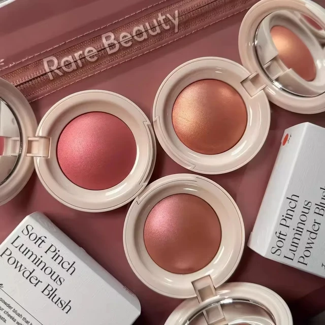 Rare Beauty Soft Pinch Luminous Powder Blush : Couleur aérienne, sans démarcation, soyeuse, facile à estomper, à poser et à diffuser pour un effet plus doux 1