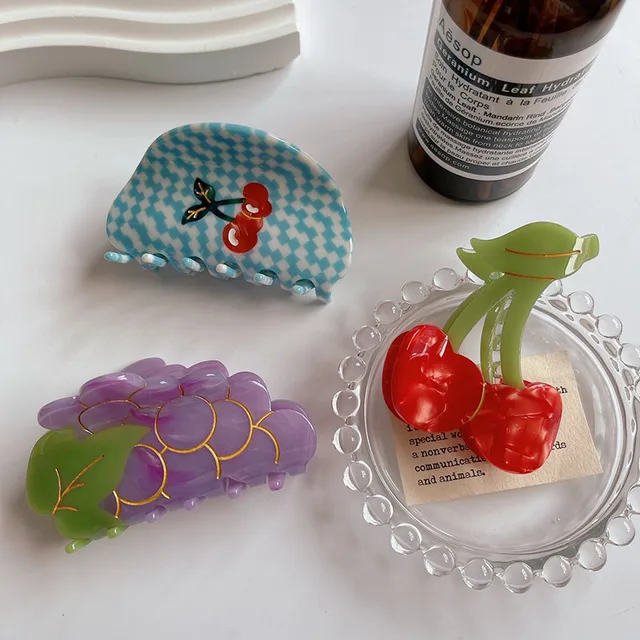 기하학적 과일 모티브로 돋보이는 여성스러운 헤어 클로 클립