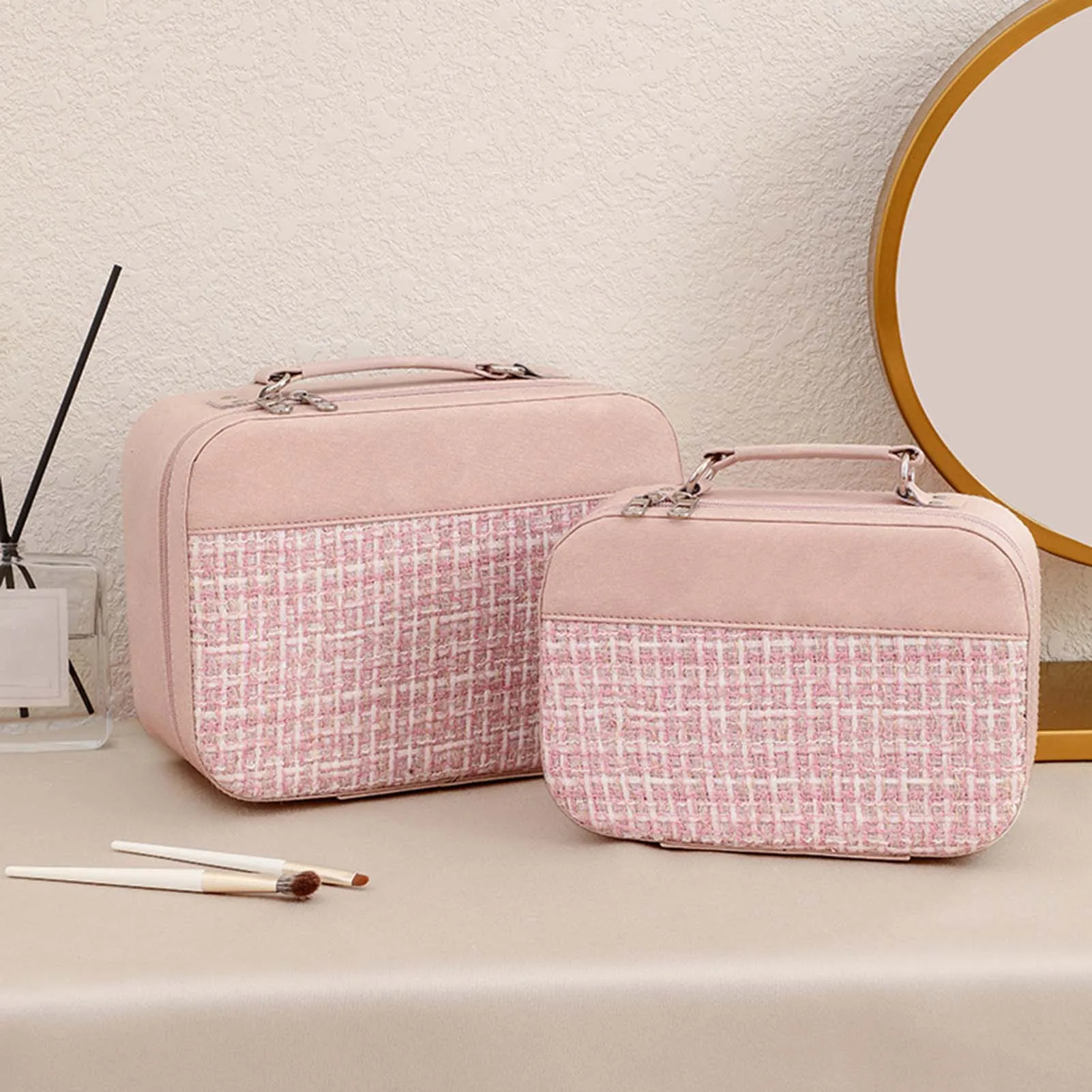 

Fashion Cosmetic Bag With Stitching Plaid Lightweight Cosmetic Storage Bag For Traveling Hotel Makeup