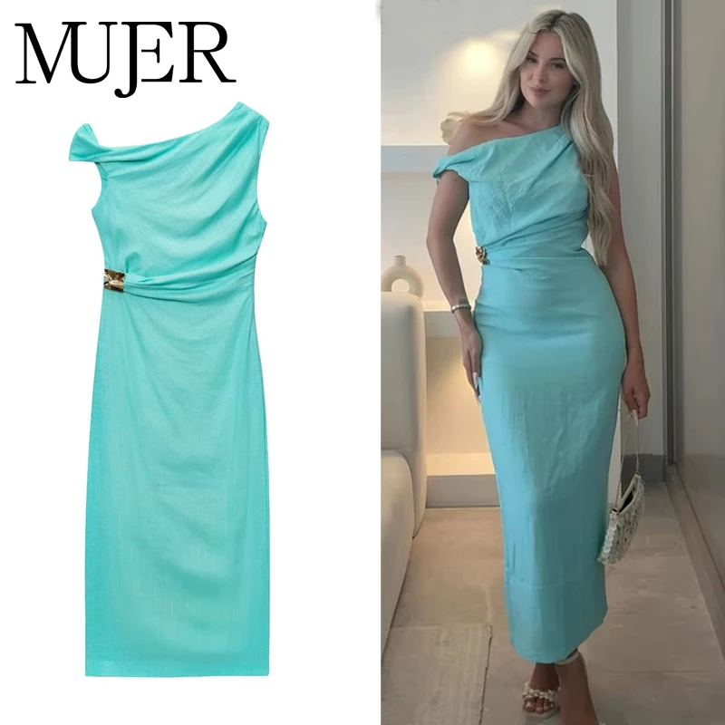 فستان نسائي طويل بثنيات وكتف مكشوف