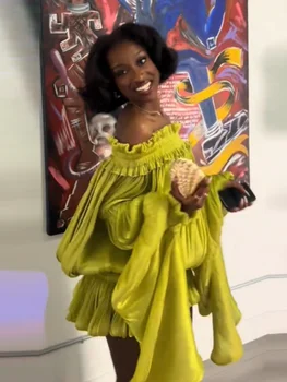 Abito Mini Elegante Verde Lime con Spalle Scoperte e Pieghe, Chic con Maniche Lunghe Svasate e Orlo a Balze, Nuovo Abito da Festa per Vacanze 2026