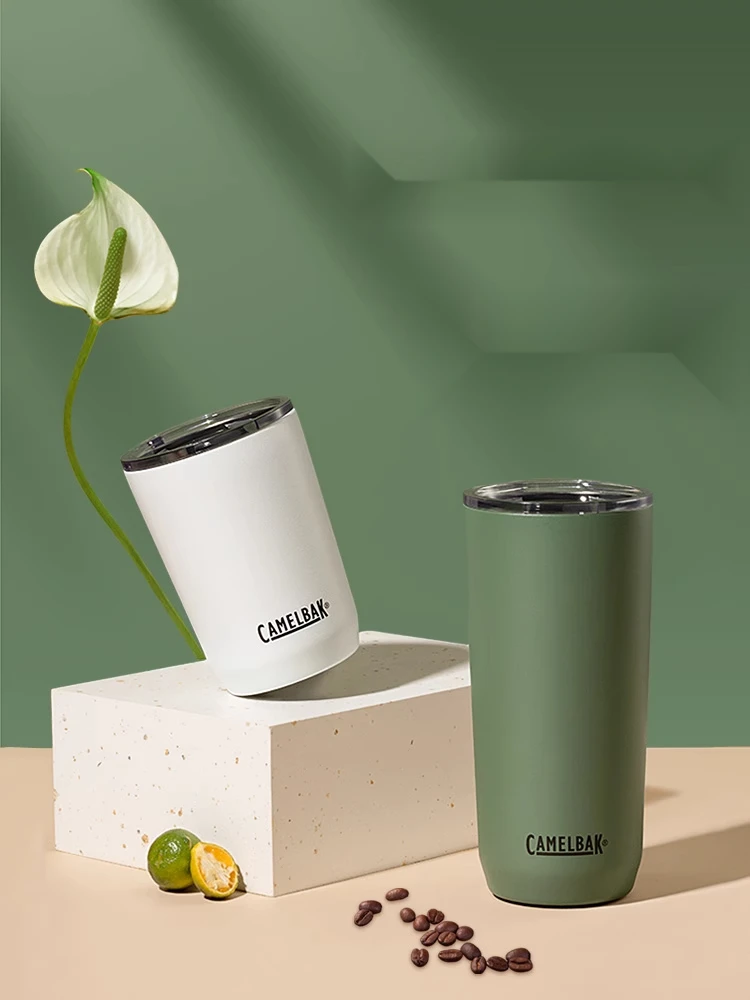 Isolamento della gobba in una semplice tazza da caffè di grande capacità da donna di alta bellezza con cannuccia_voghion.com