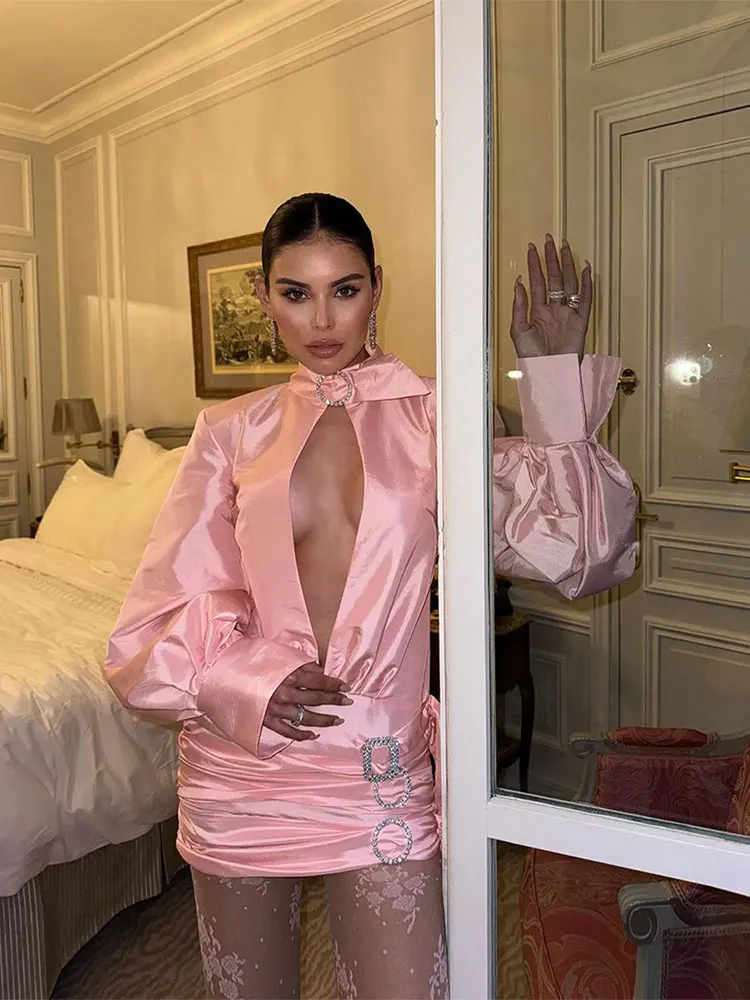 

Платье-мини из персиковой тафты с высоким воротником и ремнем с короткими рукавами и пряжкой со стразами