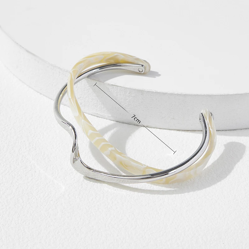 Weiße Acryl-Armbänder, gebogene Metall-Armreifen, Damen-Handarmbänder, geometrische C-förmige Öffnungsarmbänder, Schmuckgeschenke K – Detail 1
